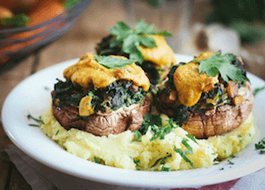 Ofen-Champignons mit Spinat auf Kartoffelstampf