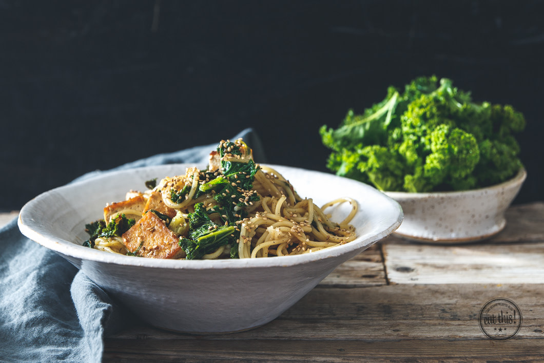 Soba-Nudeln mit Grünkohl und Tofu