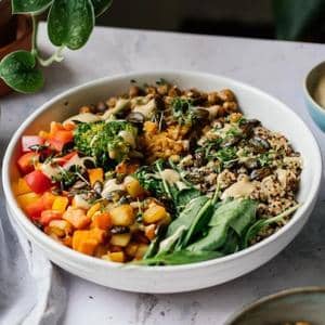 Gemüsebowl mit Quinoa und Linsen