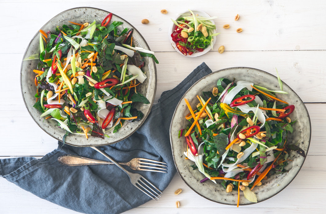 Pad-Thai-Salat mit Mangold