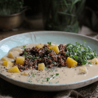 Geröstete Steckrübensuppe mit roter Quinoa