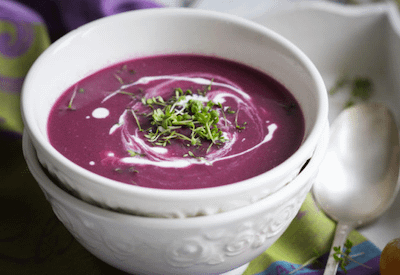 Fruchtige Rotkrautsuppe mit Kresse